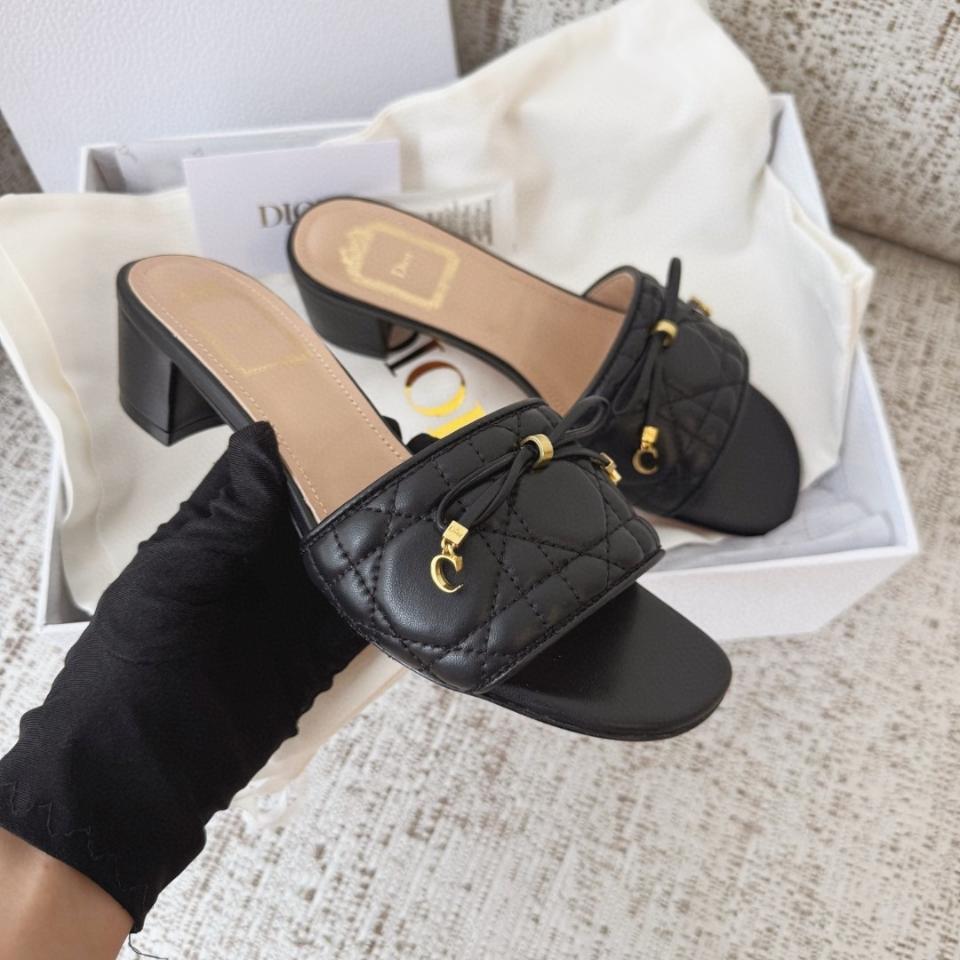 Dior Cannage Heeled Slide
Black Quilted Cannage Lambskin KCO546CQL-duoc-ban-tai-Hvip Shoes and Clothes