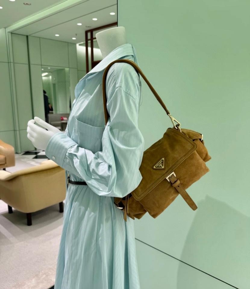 
Prada Explore medium suede shoulder bag with flap cinnamon 1BD394 30x14x10cm-duoc-ban-tai-Hvip Bags and Accessories