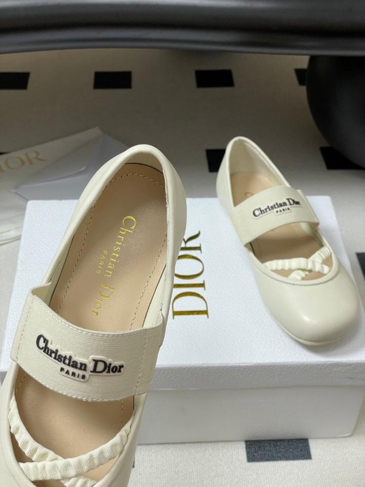 Dior Shade Ballet Flat
White Lambskin and Elastic Straps
KDF012LAB_S900 (2)-duoc-ban-tai-Hvip Shoes and Clothes