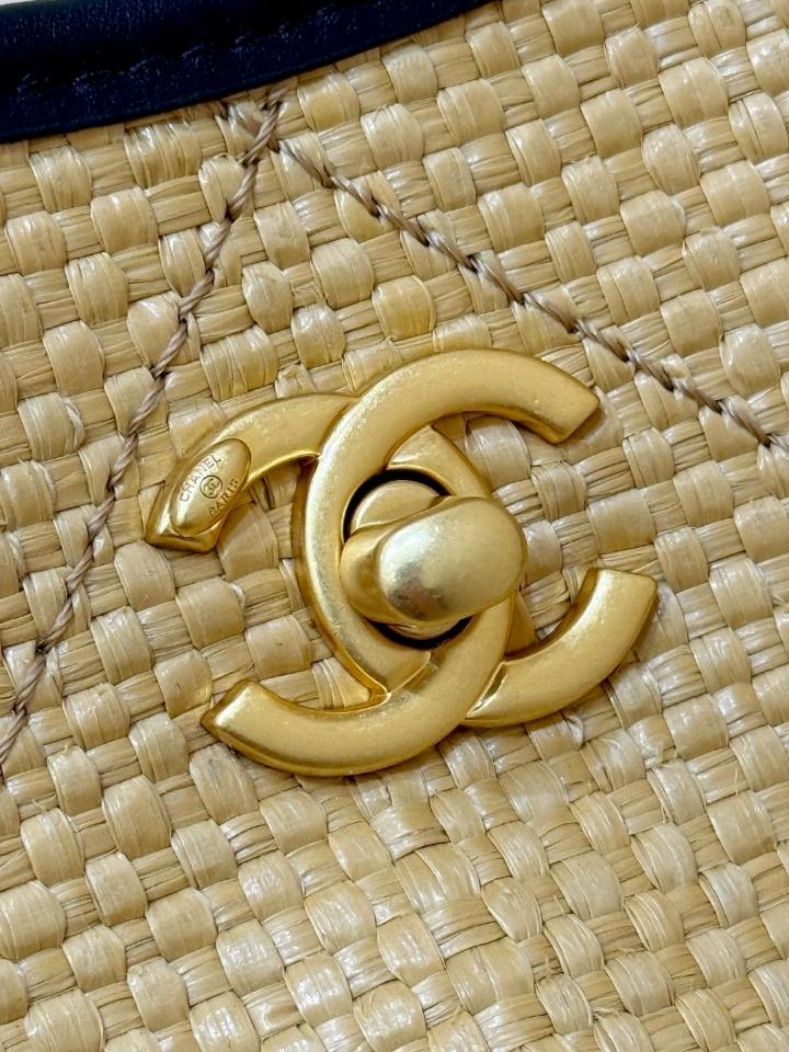 Chanel Cruise 2025/26   Small Shopping Bag   Braided Raffia, Calfskin & Gold-Tone Metal  beige & black AS6015 20*28*7cm-duoc-ban-tai-Hvip Bags and Accessories