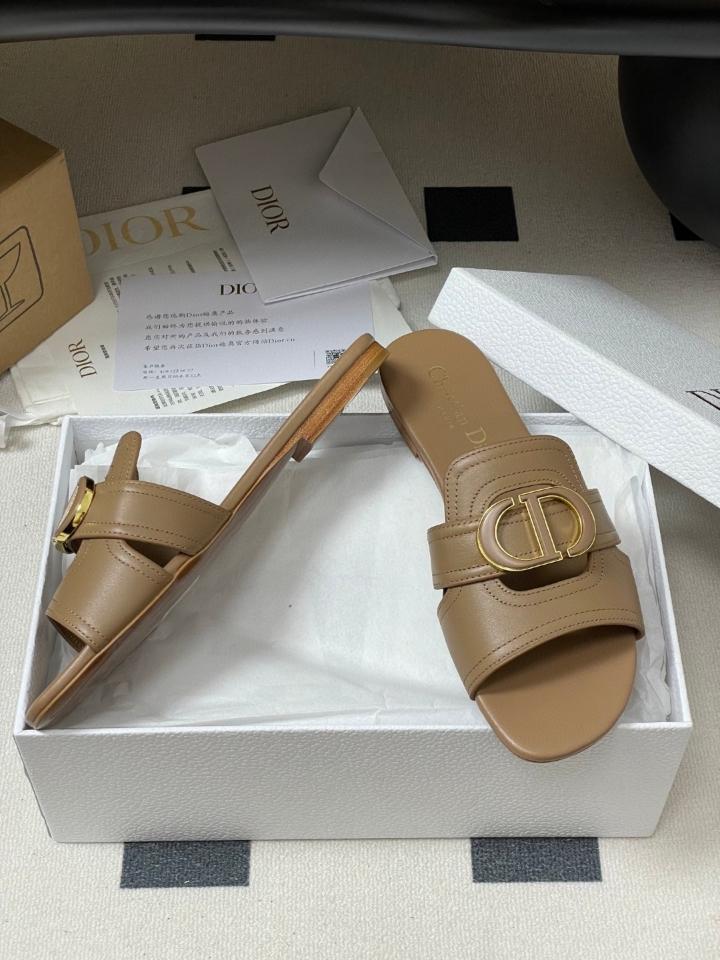 Dior 30 Montaigne Slide
Nude Calfskin
KCQ266VEA_S11U (2)-duoc-ban-tai-Hvip Shoes and Clothes