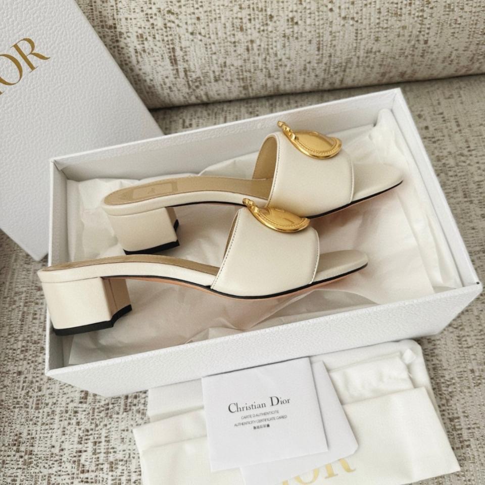 Dior Médaillon Buckle Heeled Slide
White Lambskin KCO695LAB -duoc-ban-tai-Hvip Shoes and Clothes