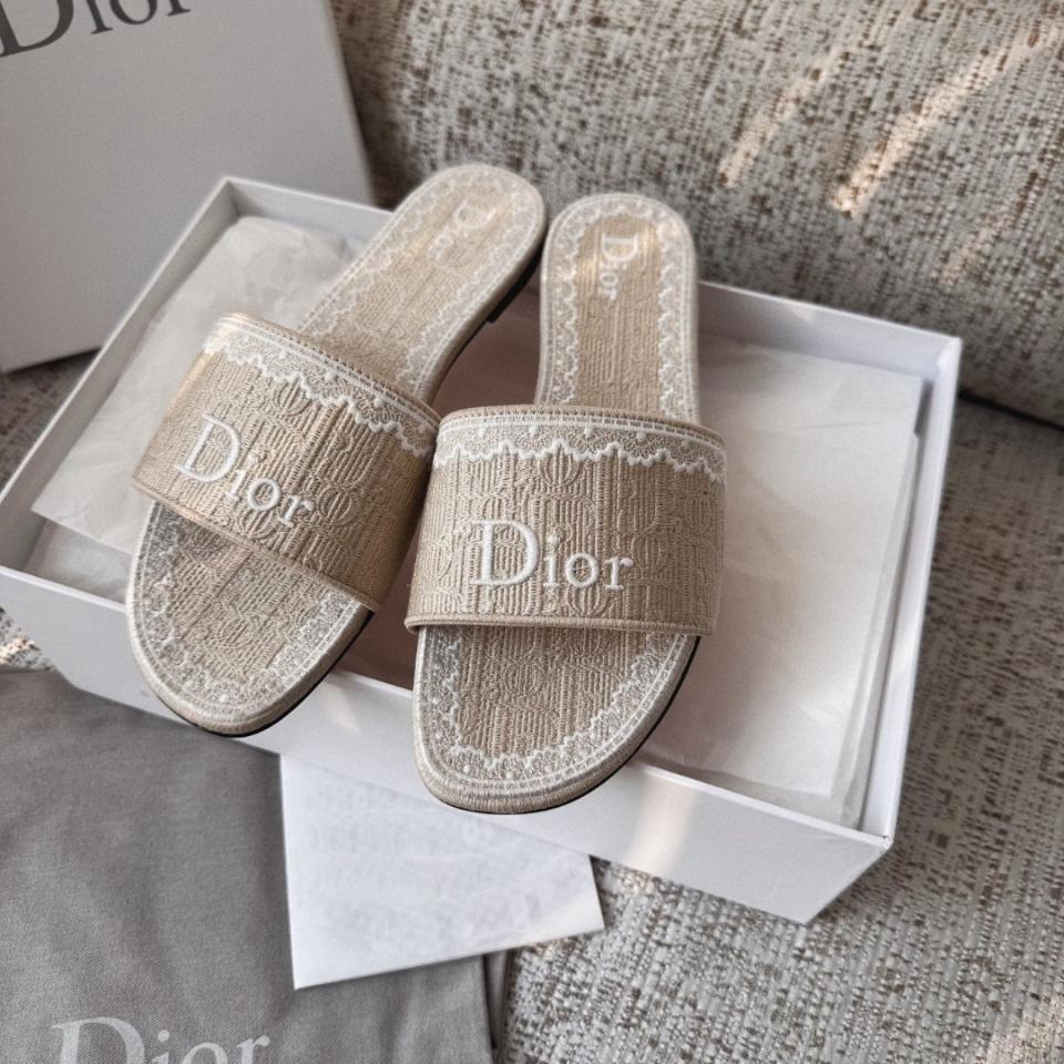 Dior Dentelle Slide
Beige Dior Oblique Embroidered Cotton and White Lace KCO531OCC -duoc-ban-tai-Hvip Shoes and Clothes