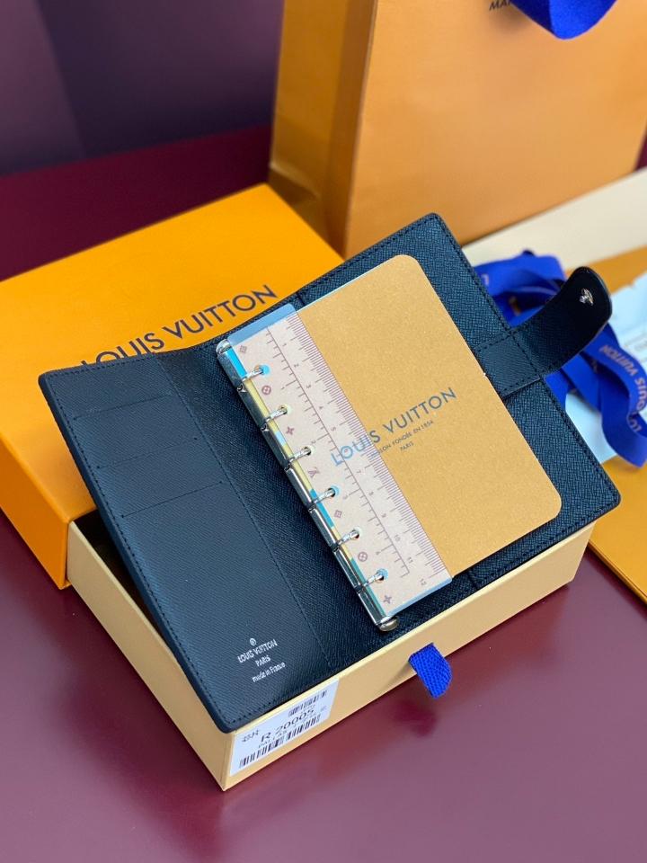 Louis Vuitton R20426
Customizable
Small Ring Agenda Cover-duoc-ban-tai-Hvip Bags and Accessories