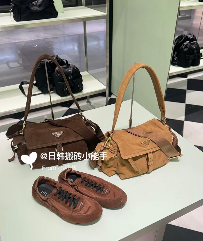 
Prada Explore medium suede shoulder bag with flap cocoa Brown 1BD394 30x14x10cm-duoc-ban-tai-Hvip Bags and Accessories