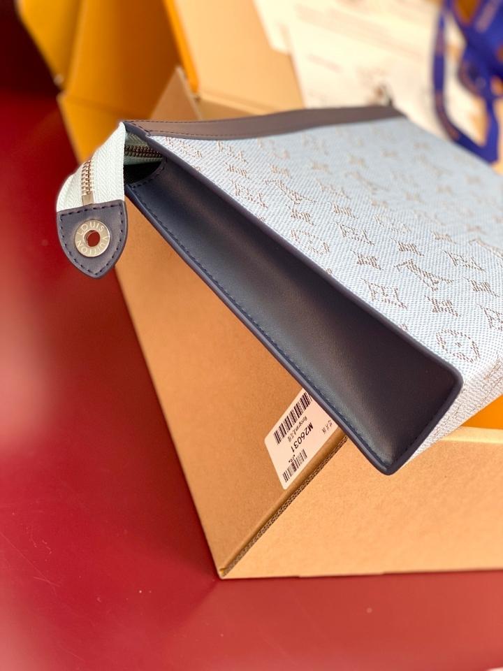 Louis Vuitton M61692
Pochette Voyage MM blue sky 27.0 x 21.0 x 3.0 cm (1)-duoc-ban-tai-Hvip Bags and Accessories