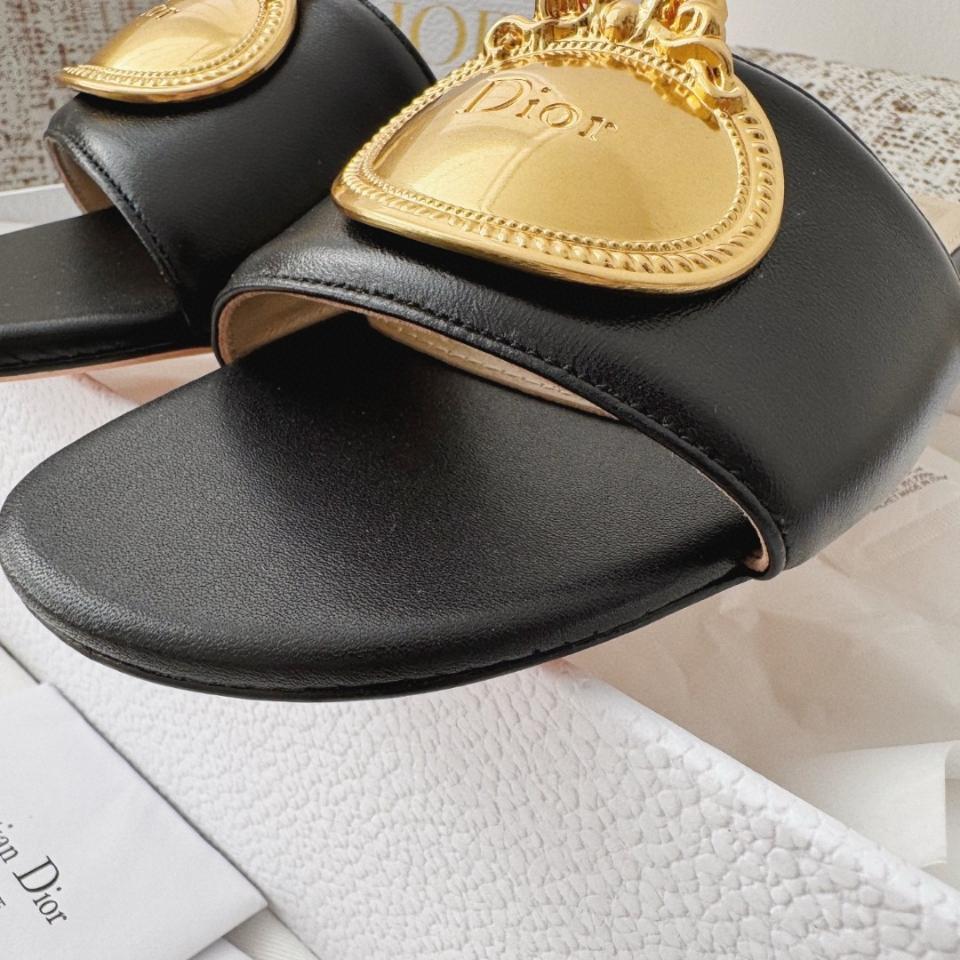 Dior Médaillon Buckle  Slide
Black Lambskin -duoc-ban-tai-Hvip Shoes and Clothes