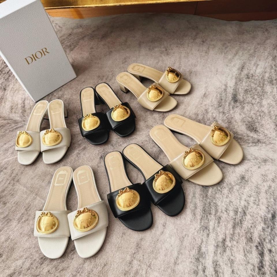 Dior Médaillon Buckle  Slide
Black Lambskin -duoc-ban-tai-Hvip Shoes and Clothes