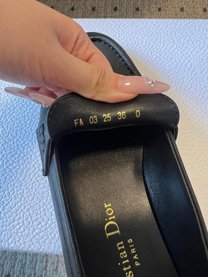 Dior Dior Boy Loafer
Black Supple Calfskin
KDF039VSO_S900 (1)-duoc-ban-tai-Hvip Shoes and Clothes