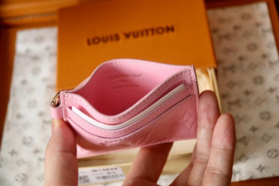 Louis Vuitton M13647
LV Charms Card Holder pink-duoc-ban-tai-Hvip Bags and Accessories