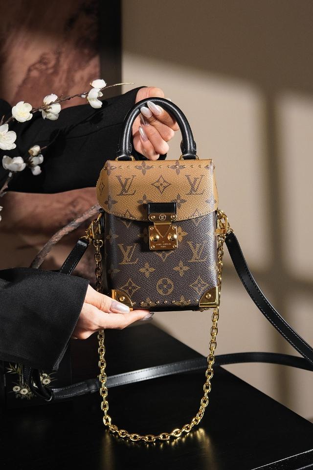 Louis Vuitton M82465
Túi Dạng Hộp Camera Box 𝟏𝟐.𝟓*𝟏𝟕.𝟔*𝟔𝐜𝐦-duoc-ban-tai-Hvip Bags and Accessories
