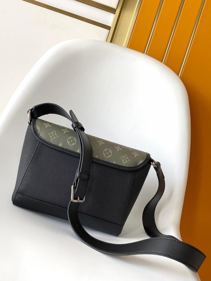 Louis Vuitton M12625
Pulse Messenger 26.6 × 17 × 11 cm-duoc-ban-tai-Hvip Bags and Accessories