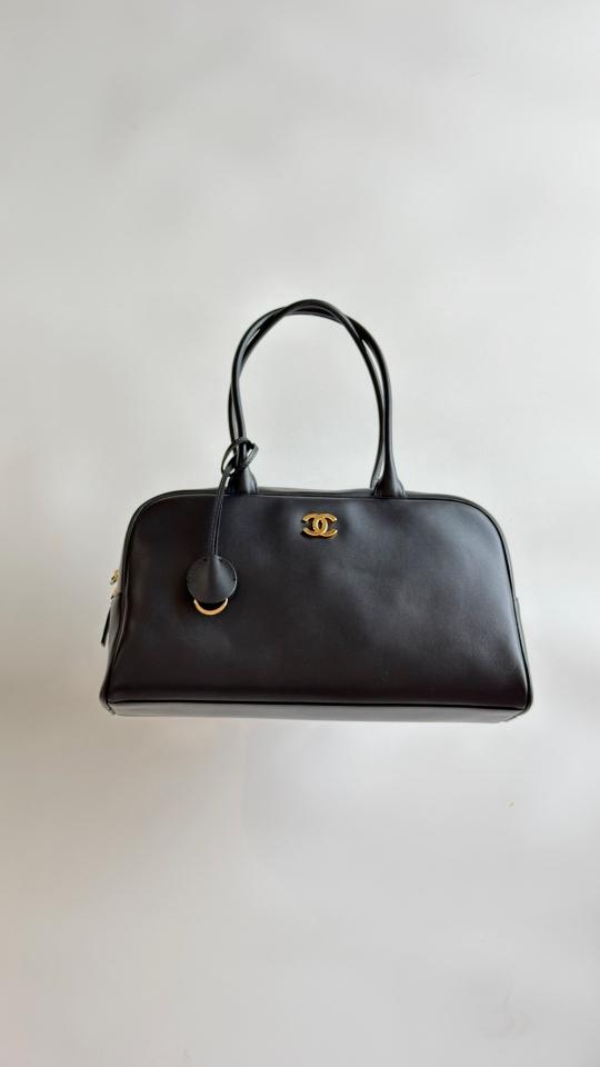 Chanel Large Bowling Bag
 
Calfskin & Gold-Tone Metal 
Black AS6211
19 x 35.5 x 12.5cm-duoc-ban-tai-Hvip Bags and Accessories