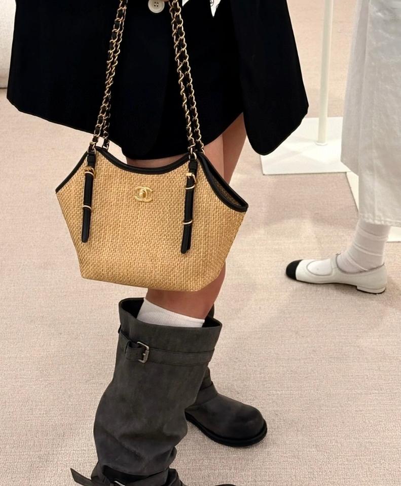 Chanel Cruise 2025/26   Small Shopping Bag   Braided Raffia, Calfskin & Gold-Tone Metal  beige & black AS6015 20*28*7cm-duoc-ban-tai-Hvip Bags and Accessories