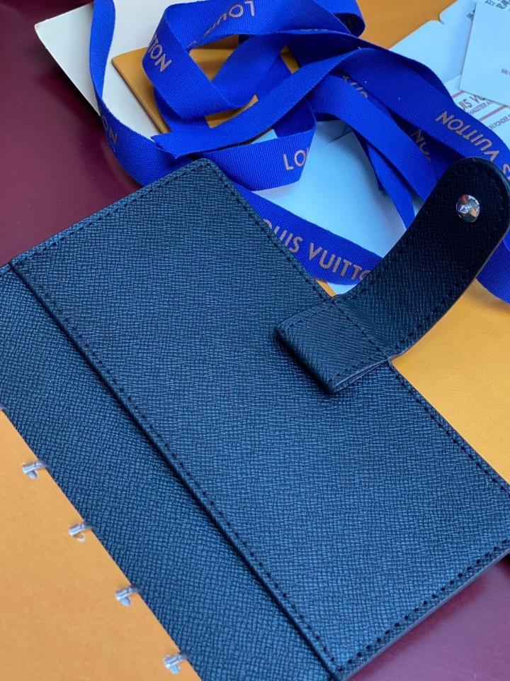 Louis Vuitton R20426
Customizable
Small Ring Agenda Cover-duoc-ban-tai-Hvip Bags and Accessories