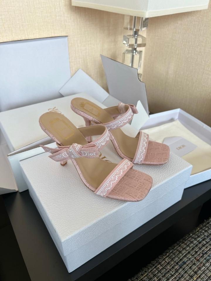 Dior Heeled Sandal with Straps
Pink Embroidered Cotton-duoc-ban-tai-Hvip Shoes and Clothes