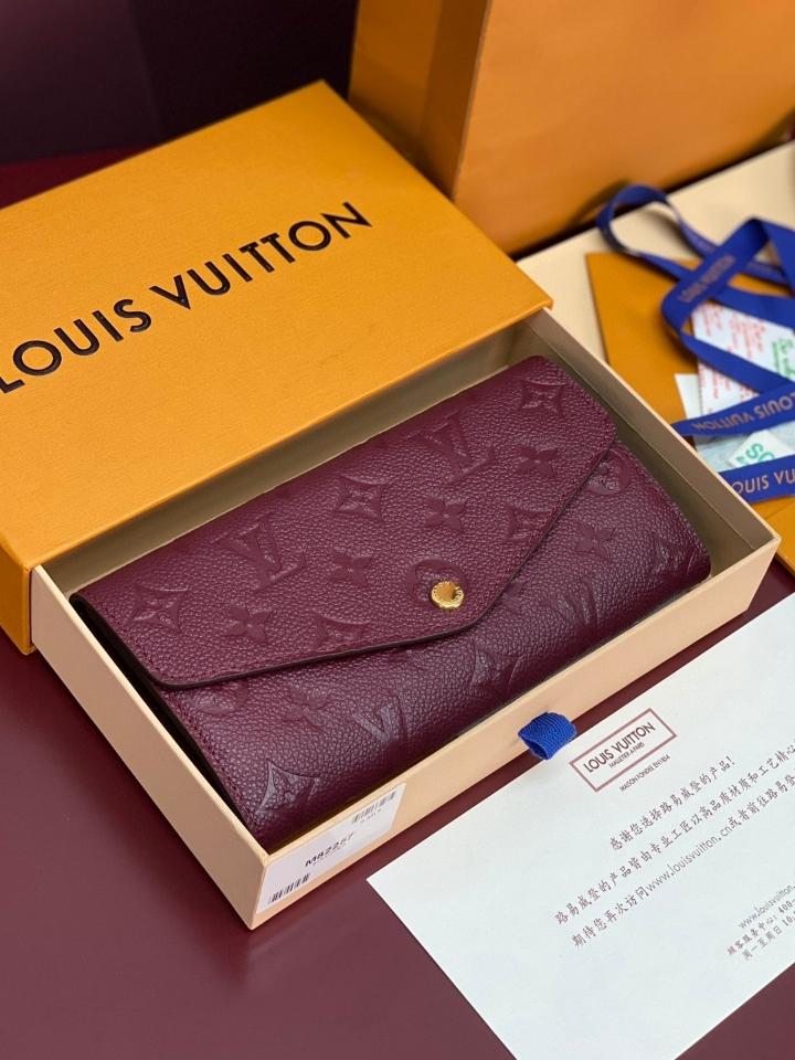 Louis Vuitton M82257
Sarah Wallet Burgundy -duoc-ban-tai-Hvip Bags and Accessories