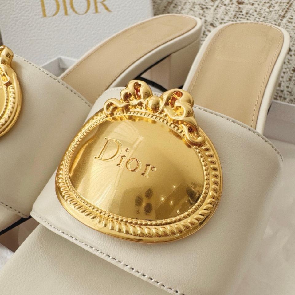 Dior Médaillon Buckle Heeled Slide
White Lambskin KCO695LAB -duoc-ban-tai-Hvip Shoes and Clothes