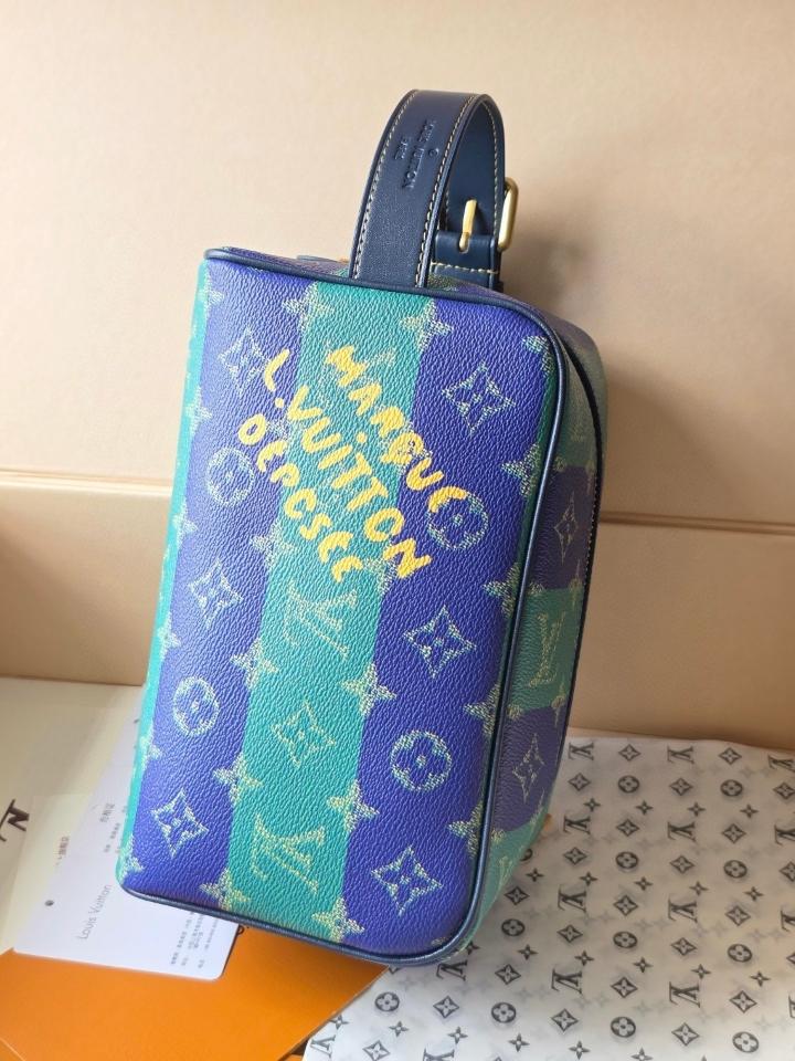 Louis Vuitton M25902
Locker Dopp Kit-duoc-ban-tai-Hvip Bags and Accessories
