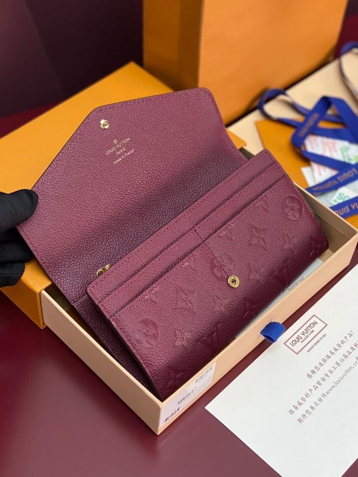 Louis Vuitton M82257
Sarah Wallet Burgundy -duoc-ban-tai-Hvip Bags and Accessories