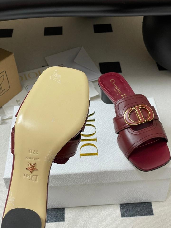 Dior 30 Montaigne Heeled Slide
Red Ruby Calfskin
KCO374CFY 40mm (2) -duoc-ban-tai-Hvip Shoes and Clothes