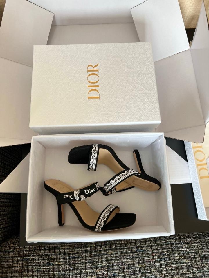 Dior Heeled Sandal with Straps
Black Embroidered Cotton-duoc-ban-tai-Hvip Shoes and Clothes