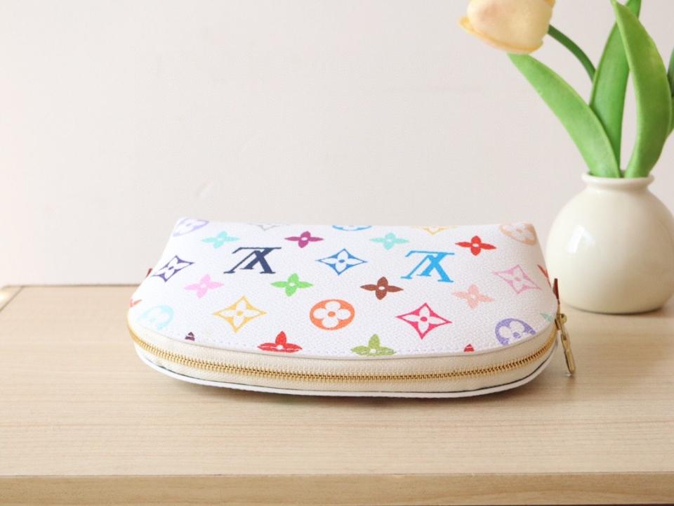 Louis Vuitton M13744
LV x TM Cosmetic Pouch PM-duoc-ban-tai-Hvip Bags and Accessories