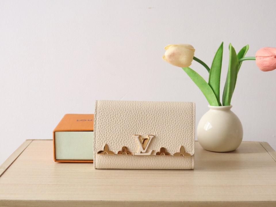 Louis Vuitton M11363
Capucines Compact Wallet.-duoc-ban-tai-Hvip Bags and Accessories