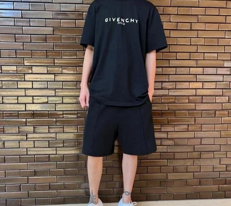 Givenchy
Reverse T-Shirt cotton black BM71533Y6B100-duoc-ban-tai-Hvip Shoes and Clothes