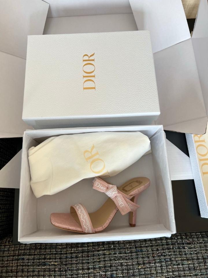 Dior Heeled Sandal with Straps
Pink Embroidered Cotton-duoc-ban-tai-Hvip Shoes and Clothes