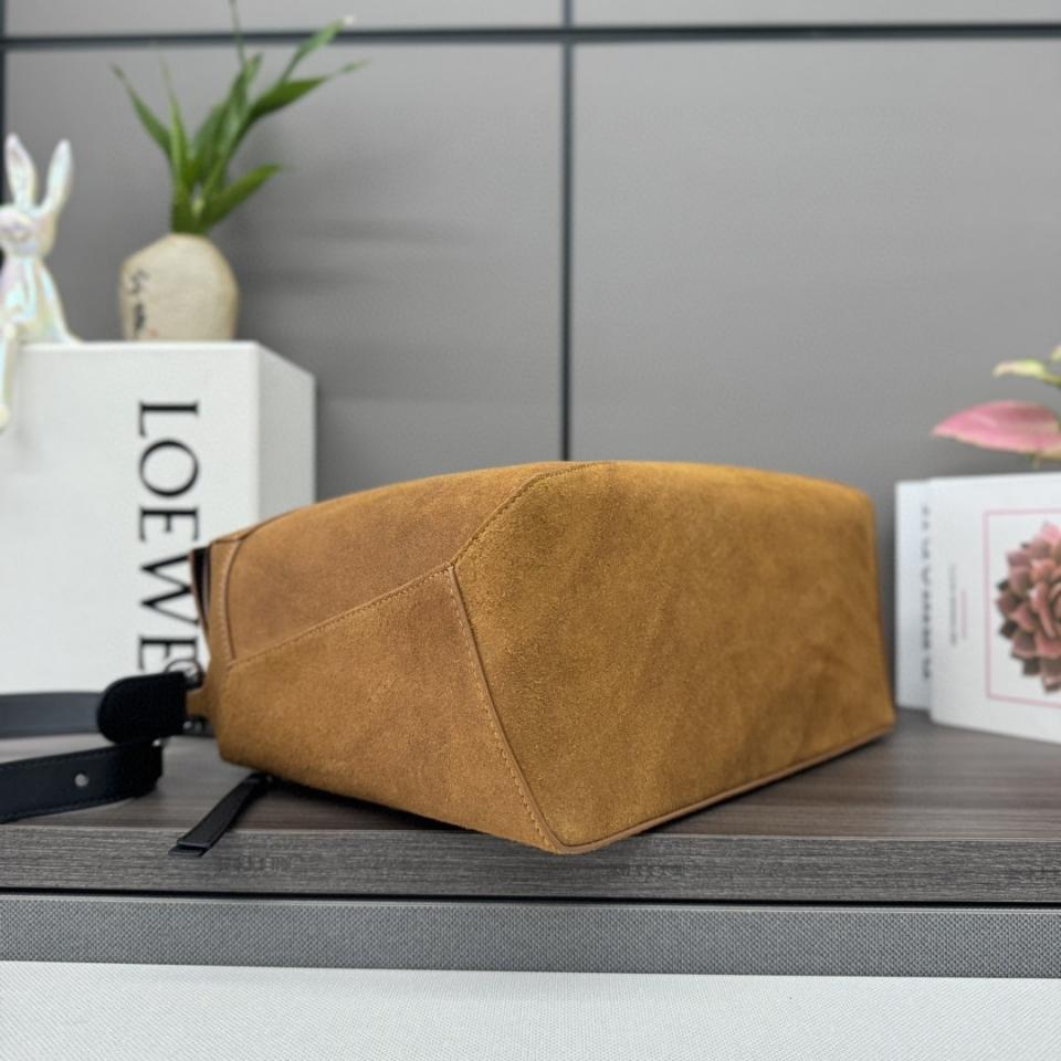 Loewe

Large Puzzle bag in pressed suede 33*21*17CＭ B510P00X03-duoc-ban-tai-Hvip Bags and Accessories