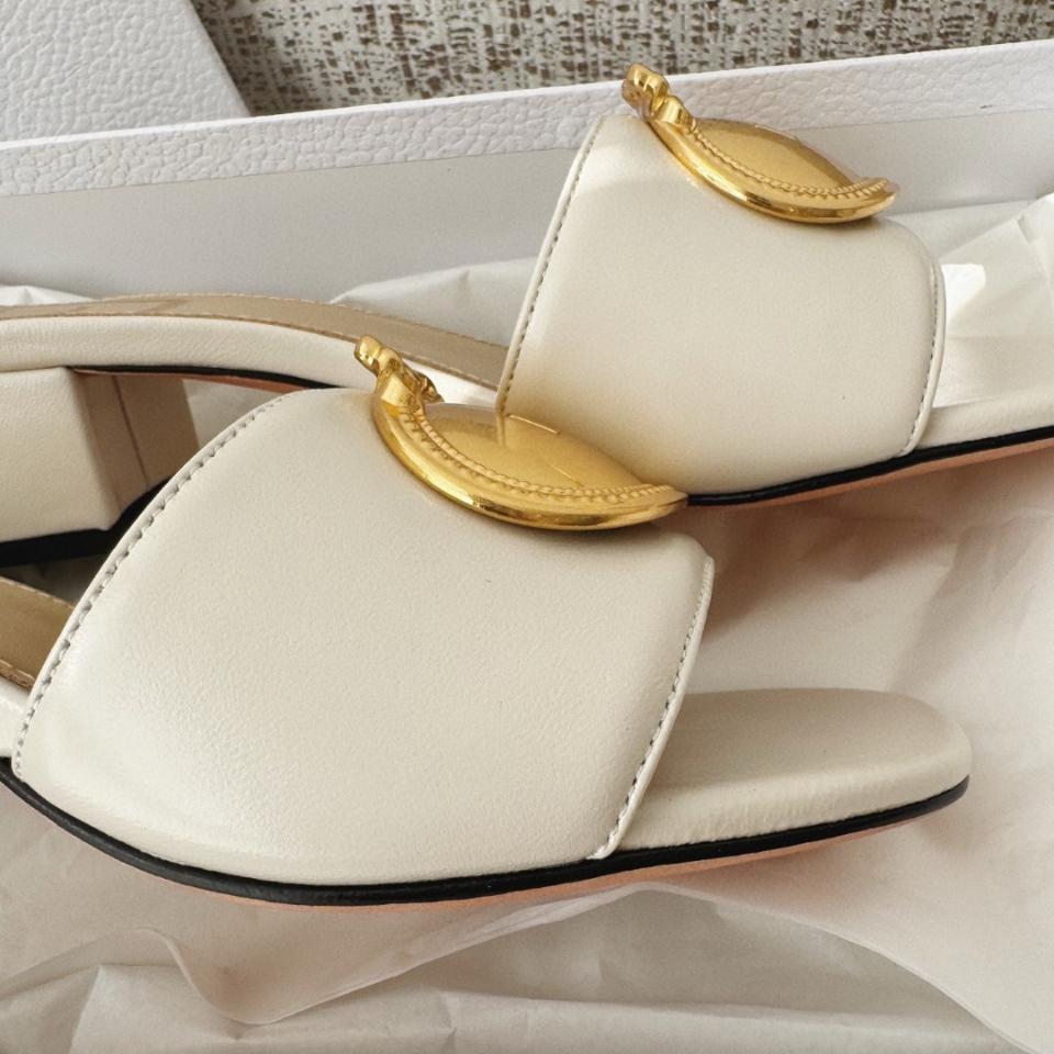 Dior Médaillon Buckle Heeled Slide
White Lambskin KCO695LAB -duoc-ban-tai-Hvip Shoes and Clothes