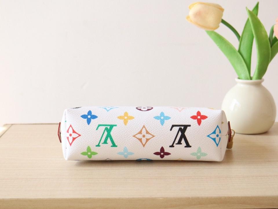 Louis Vuitton M13744
LV x TM Cosmetic Pouch PM-duoc-ban-tai-Hvip Bags and Accessories
