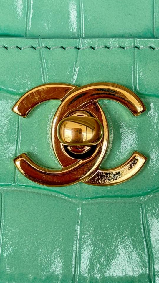 Chanel Small Shopping Bag
 
Crocodile Embossed Calfskin & Gold-Tone Metal 
Green AS6243
20 x 39 x 13cm-duoc-ban-tai-Hvip Bags and Accessories