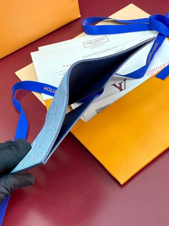 Louis Vuitton M15075
Passport Cover blue sky 14 x 2.5 x 10cm (1)-duoc-ban-tai-Hvip Bags and Accessories