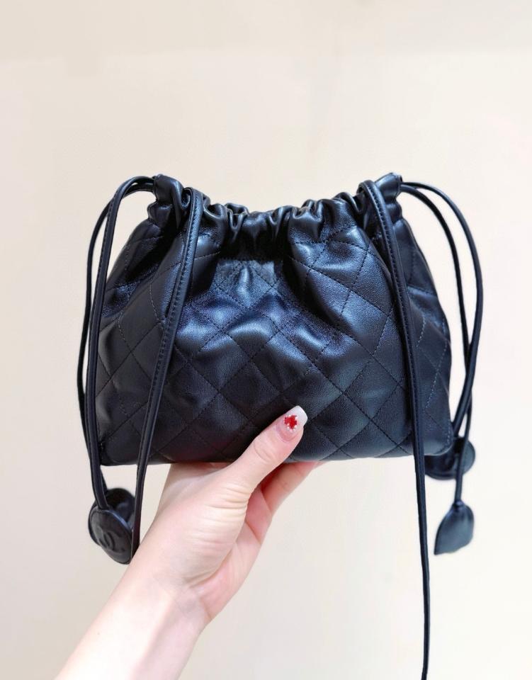 Chanel Clutch with Leather Strap Lambskin & Gold-Tone Metal Black 17*22*8cm AP5227-duoc-ban-tai-Hvip Bags and Accessories