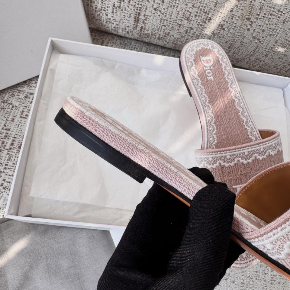 Dior Dentelle Slide
Pink Dior Oblique Embroidered Cotton and White Lace KCO531OCC-duoc-ban-tai-Hvip Shoes and Clothes