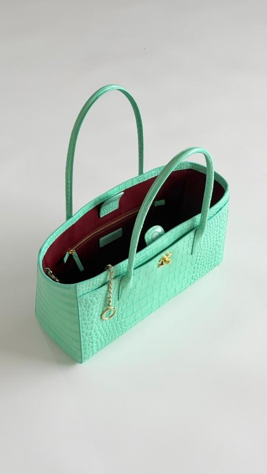 Chanel Small Shopping Bag
 
Crocodile Embossed Calfskin & Gold-Tone Metal 
Green AS6243
20 x 39 x 13cm-duoc-ban-tai-Hvip Bags and Accessories