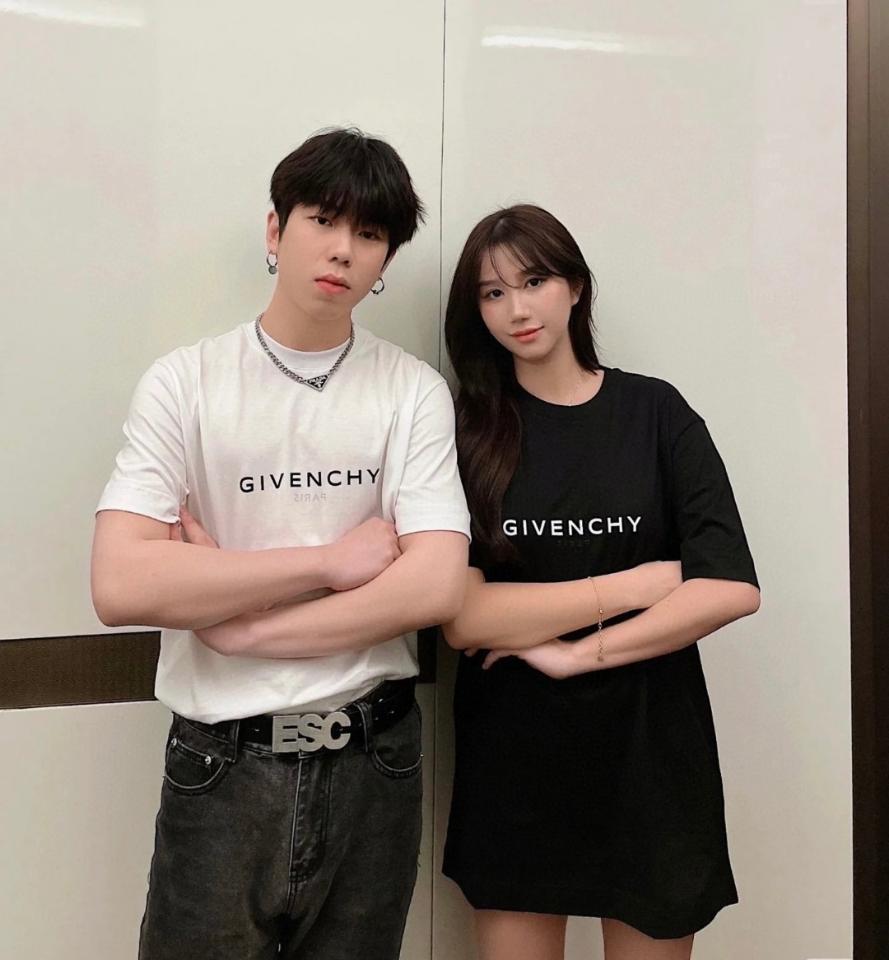Givenchy
Reverse T-Shirt cotton white BM71533Y6B100-duoc-ban-tai-Hvip Shoes and Clothes