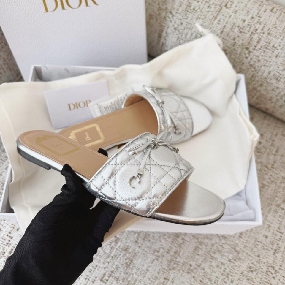Dior Cannage Slide
Silver Quilted Cannage Lambskin KCO545CQL-duoc-ban-tai-Hvip Shoes and Clothes