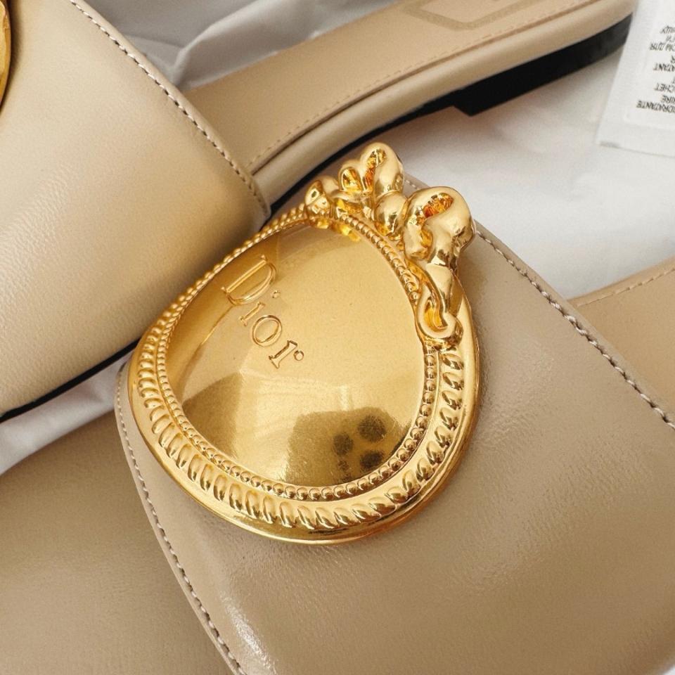 Dior Médaillon Buckle  grey
Black Lambskin -duoc-ban-tai-Hvip Shoes and Clothes