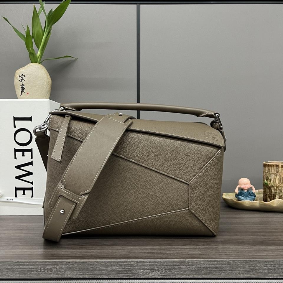 Loewe Medium Puzzle Edge bag
in soft grained calfskin taupe A510P49X26 29*19.5*14cm
-duoc-ban-tai-Hvip Bags and Accessories