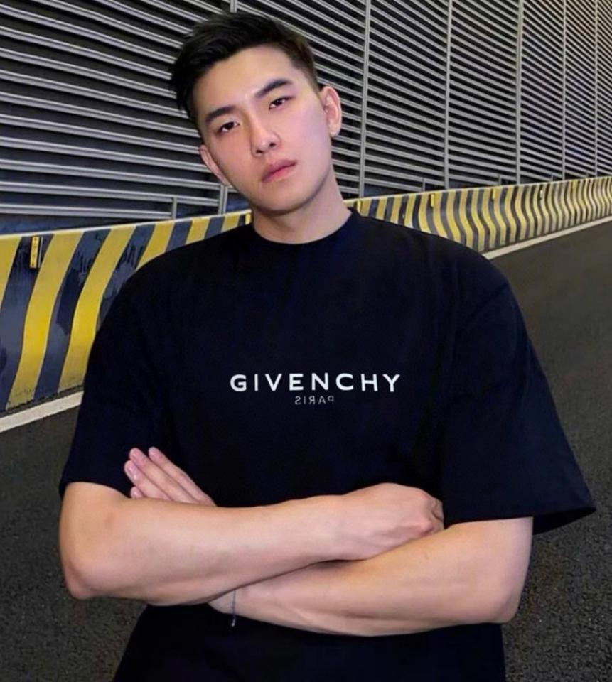 Givenchy
Reverse T-Shirt cotton black BM71533Y6B100-duoc-ban-tai-Hvip Shoes and Clothes