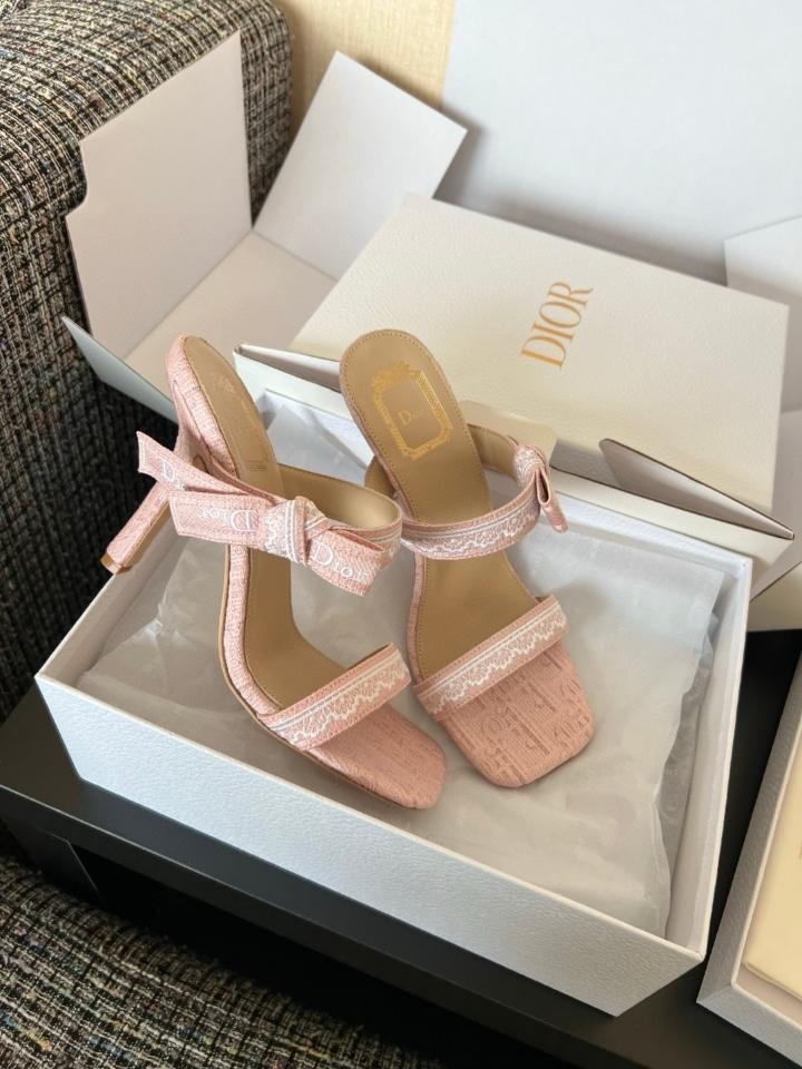 Dior Heeled Sandal with Straps
Pink Embroidered Cotton-duoc-ban-tai-Hvip Shoes and Clothes