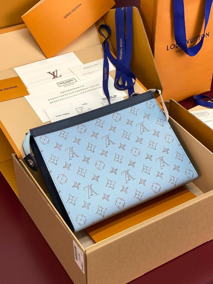 Louis Vuitton M61692
Pochette Voyage MM blue sky 27.0 x 21.0 x 3.0 cm (1)-duoc-ban-tai-Hvip Bags and Accessories