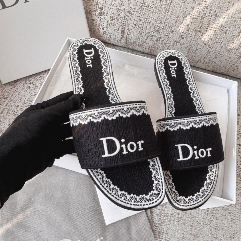 Dior Dentelle Slide
Black Dior Oblique Embroidered Cotton and White Lace KCO531OCC -duoc-ban-tai-Hvip Shoes and Clothes