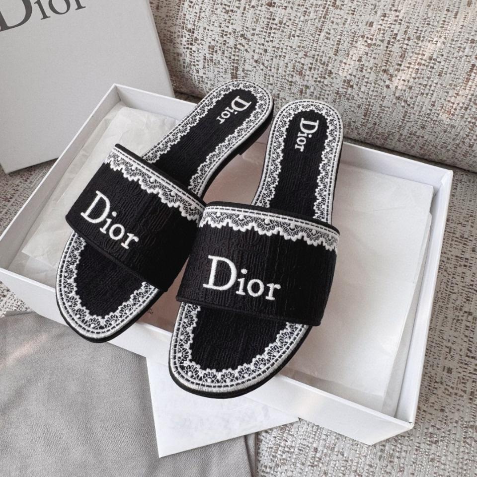 Dior Dentelle Slide
Black Dior Oblique Embroidered Cotton and White Lace KCO531OCC -duoc-ban-tai-Hvip Shoes and Clothes