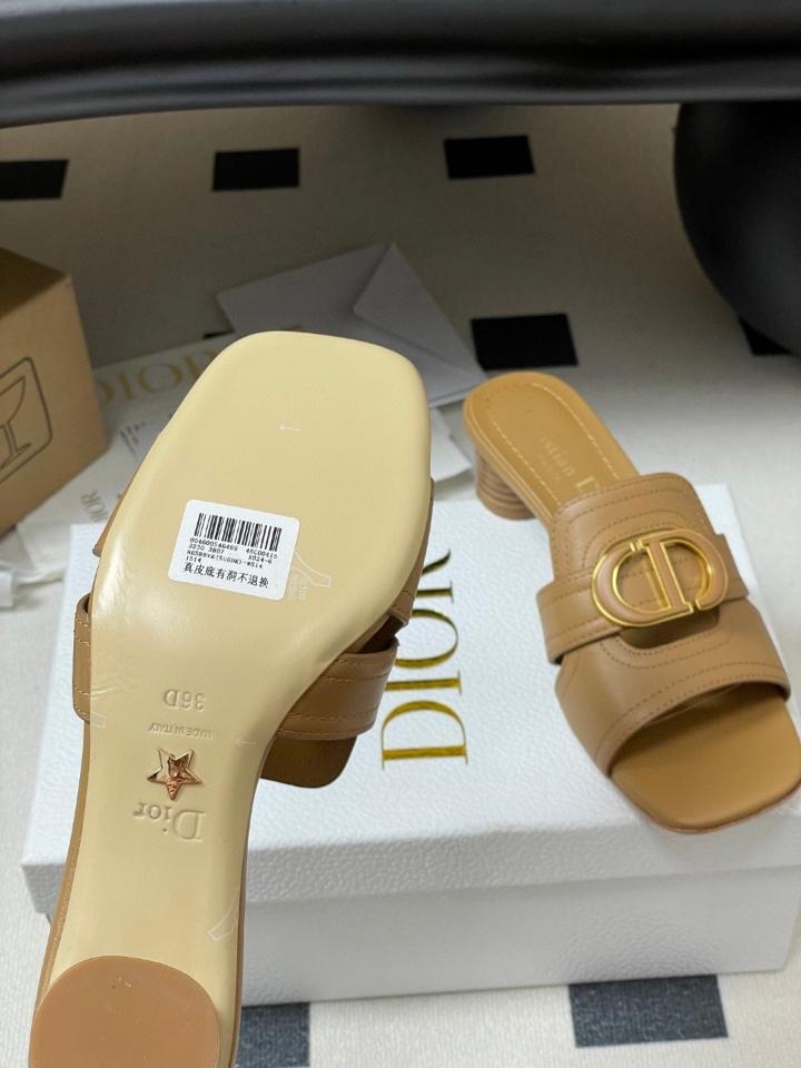 Dior 30 Montaigne Heeled Slide
Camel Calfskin
KCO374CFY_S17T 40mm (2)-duoc-ban-tai-Hvip Shoes and Clothes