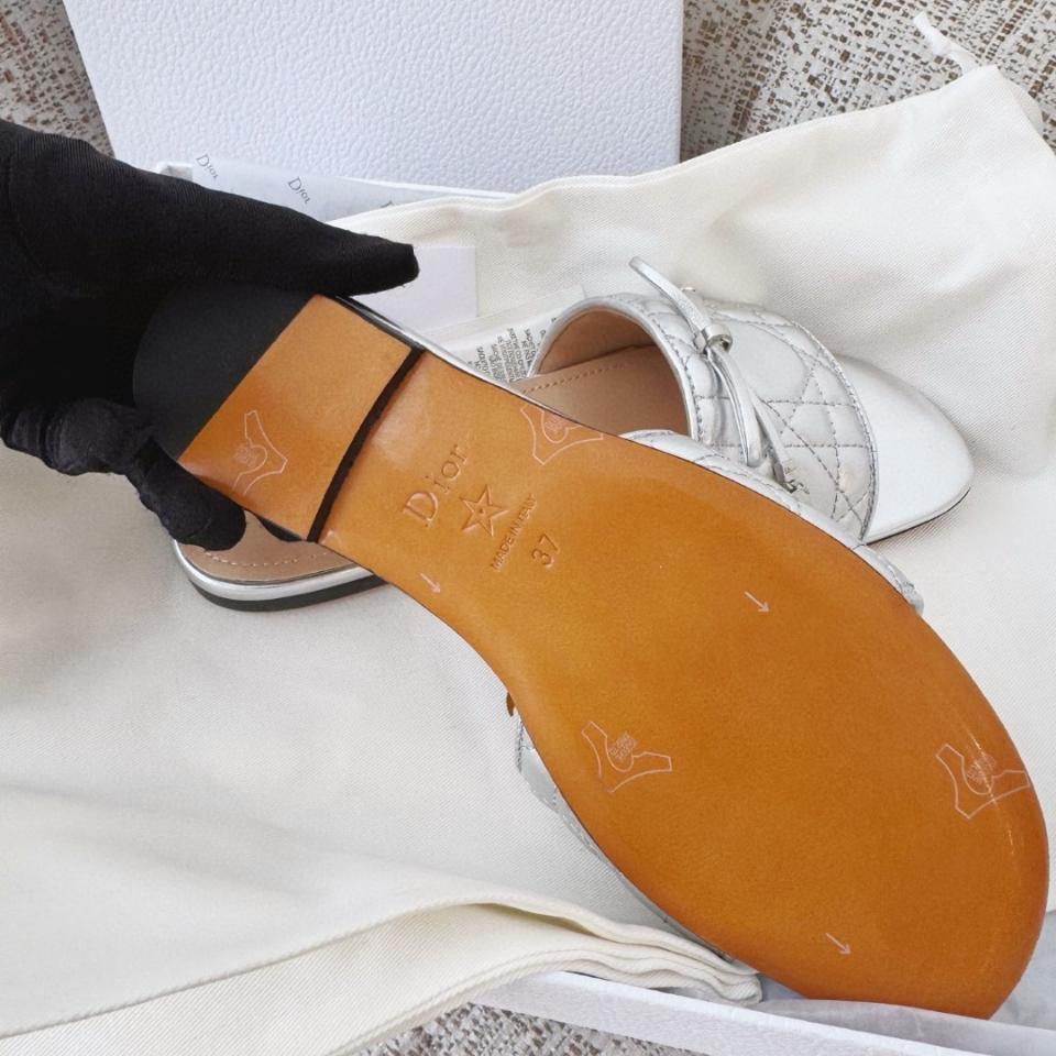 Dior Cannage Slide
Silver Quilted Cannage Lambskin KCO545CQL-duoc-ban-tai-Hvip Shoes and Clothes