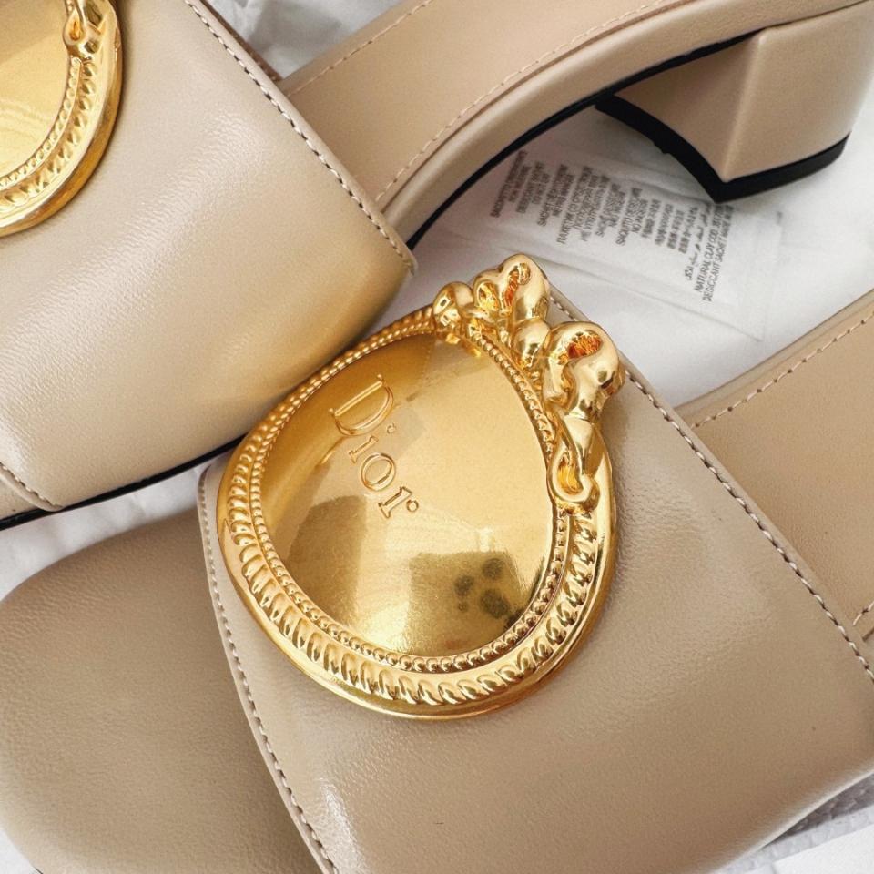 Dior Médaillon Buckle Heeled Slide
Grey Lambskin KCO695LAB-duoc-ban-tai-Hvip Shoes and Clothes